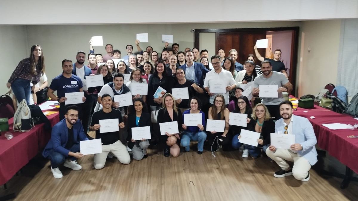 Turma com certificados ao final de um treinamento